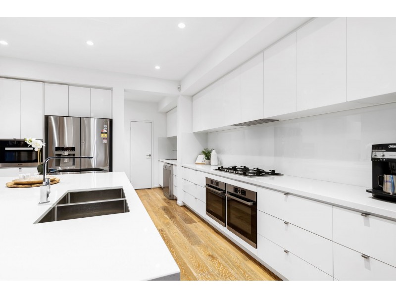 18 Ellaroo Circuit, Clyde North VIC 3978