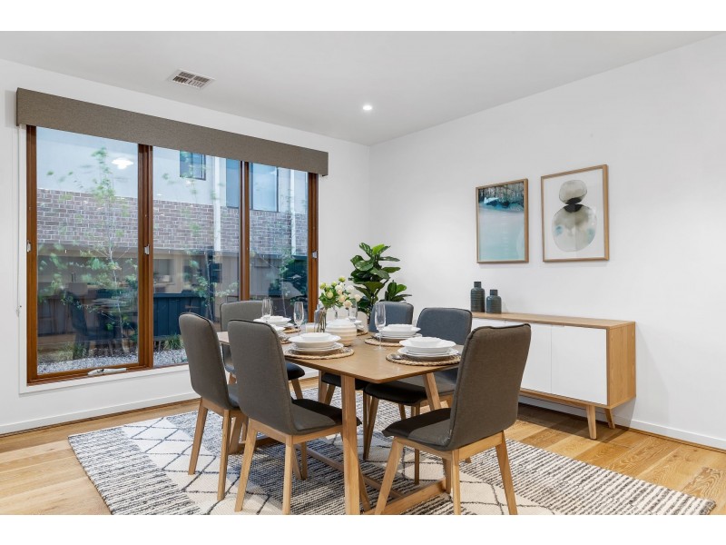 18 Ellaroo Circuit, Clyde North VIC 3978