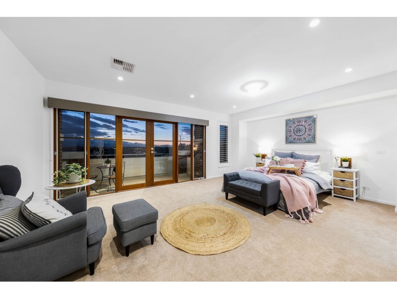 18 Ellaroo Circuit, Clyde North VIC 3978