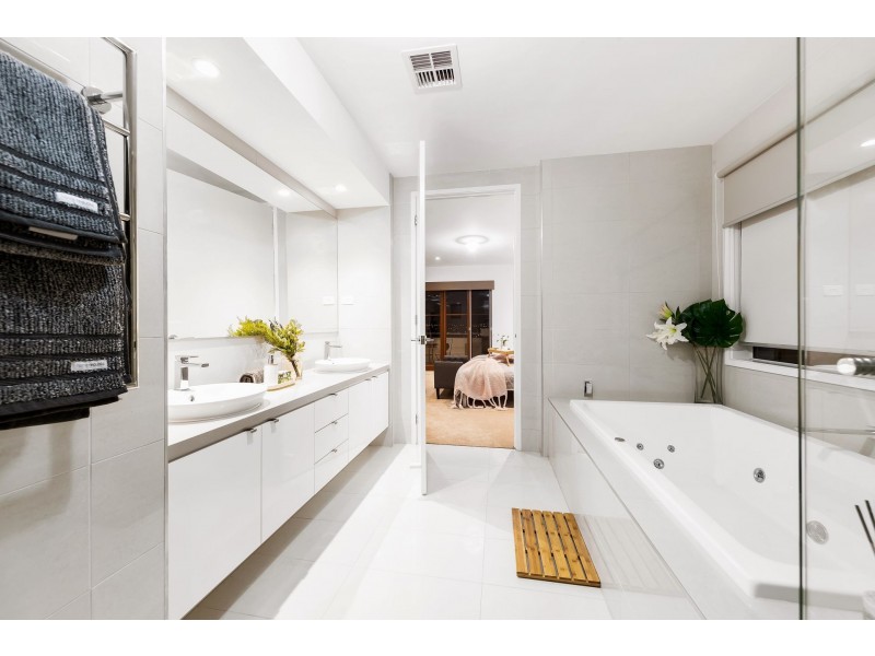 18 Ellaroo Circuit, Clyde North VIC 3978