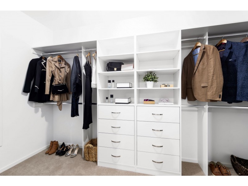 18 Ellaroo Circuit, Clyde North VIC 3978