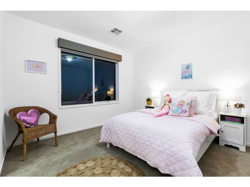 18 Ellaroo Circuit, Clyde North VIC 3978