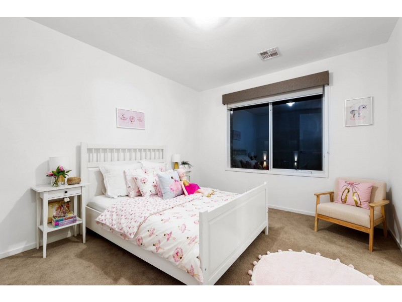 18 Ellaroo Circuit, Clyde North VIC 3978