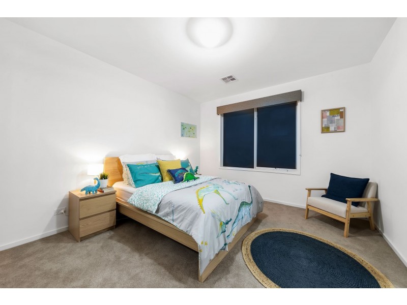 18 Ellaroo Circuit, Clyde North VIC 3978