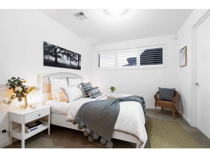 18 Ellaroo Circuit, Clyde North VIC 3978