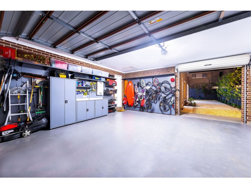 18 Ellaroo Circuit, Clyde North VIC 3978