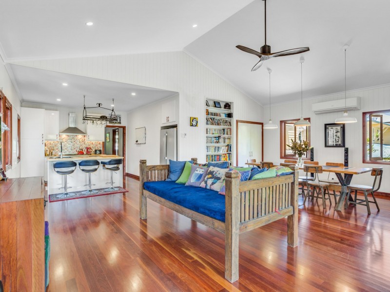 11 Barton St, Sandgate QLD 4017