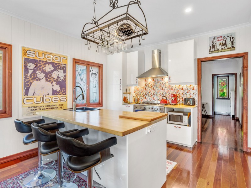 11 Barton St, Sandgate QLD 4017