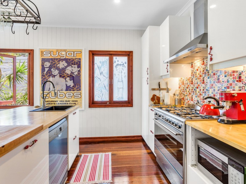 11 Barton St, Sandgate QLD 4017