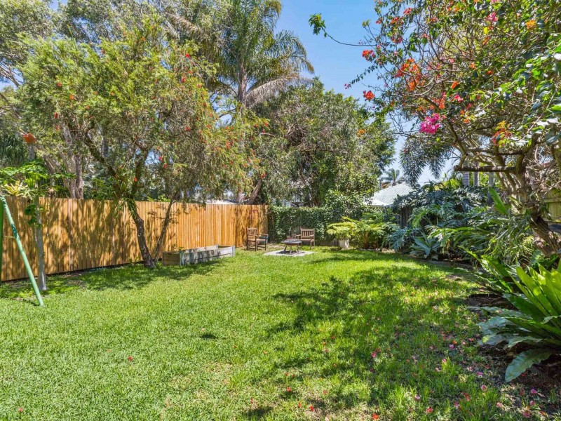 11 Barton St, Sandgate QLD 4017