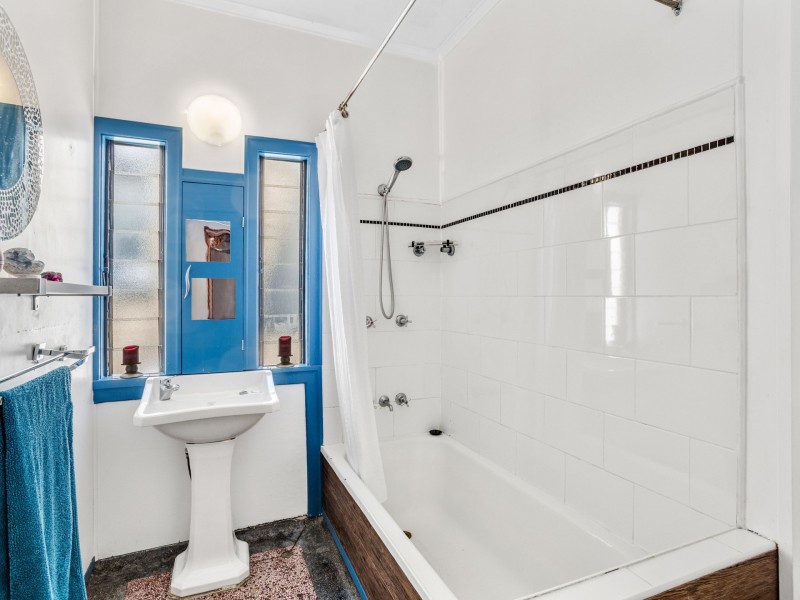 11 Barton St, Sandgate QLD 4017