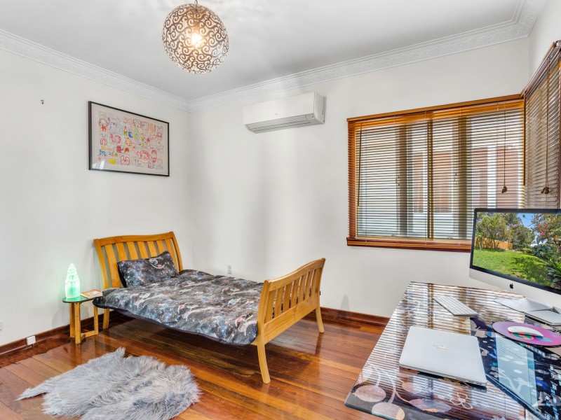 11 Barton St, Sandgate QLD 4017