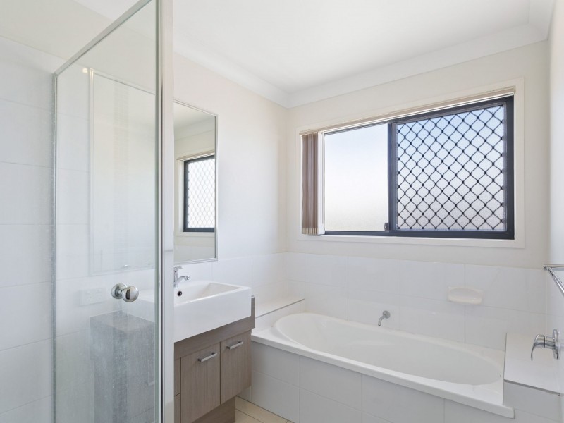 2 Riviera Crescent, North Lakes QLD 4509