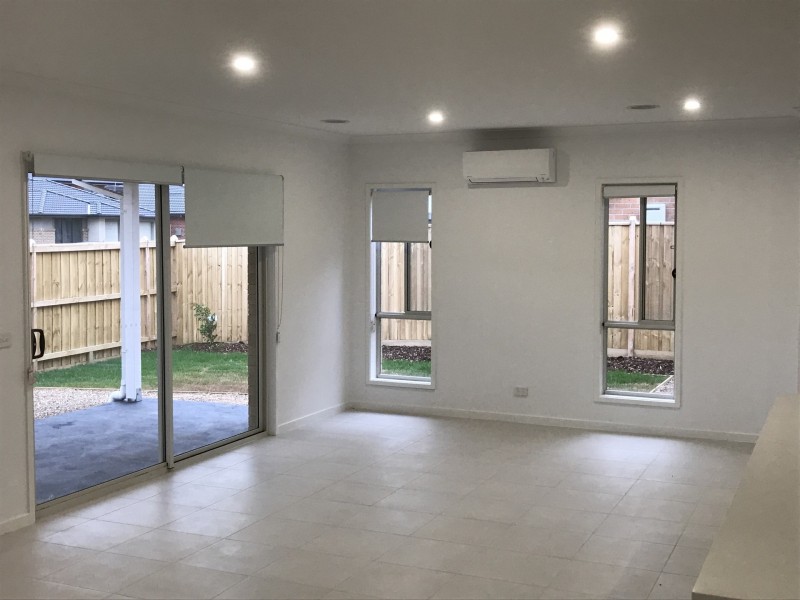 39 Grande Belmond Ave, Clyde North VIC 3978