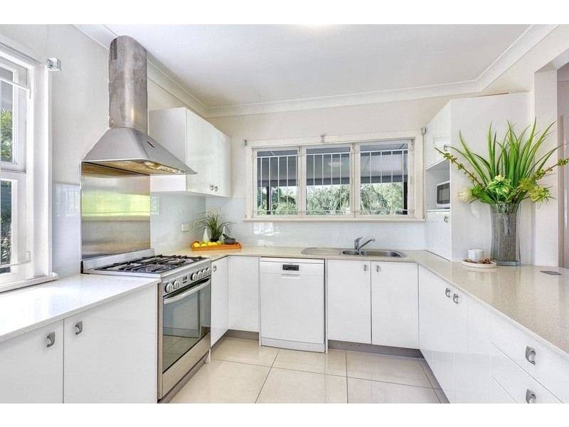 60 Meiers Rd, Indooroopilly QLD 4068