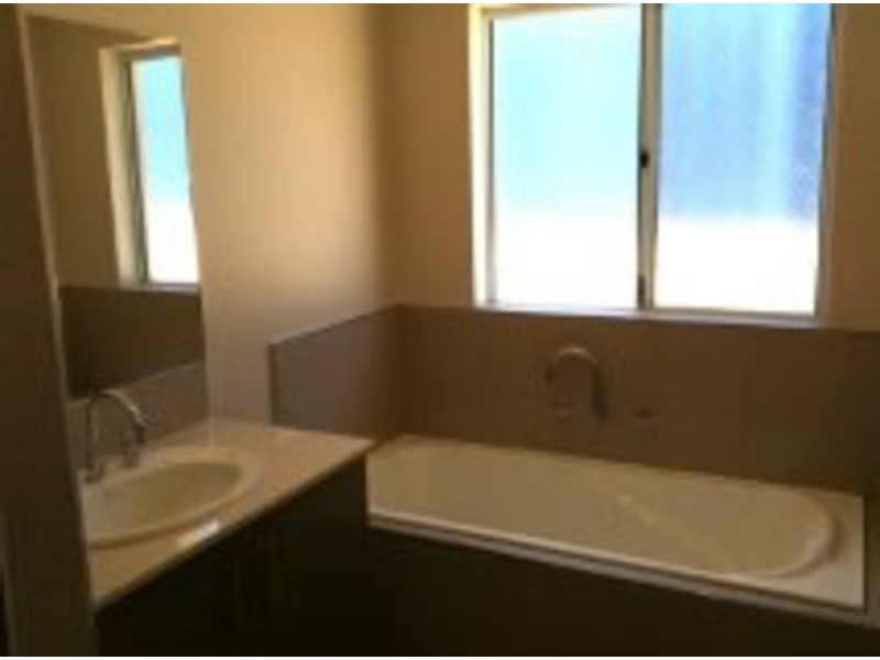 4 Schooner Pass, Glenfield WA 6532