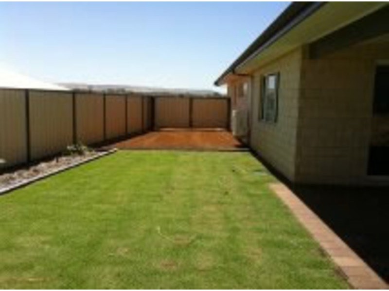 4 Schooner Pass, Glenfield WA 6532