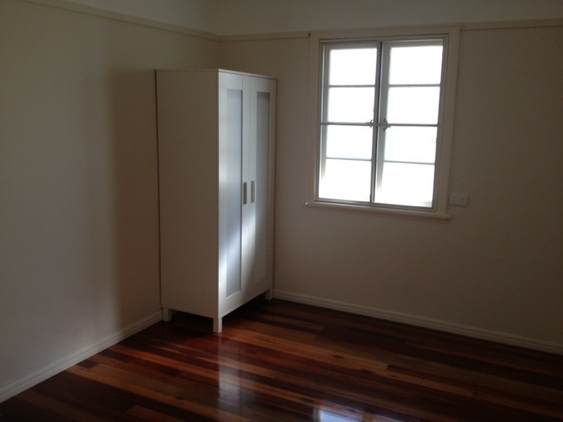 10 HIGH STREET, Brighton QLD 4017