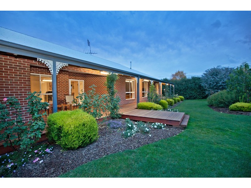 27 Robin Hood Way, Drouin VIC 3818