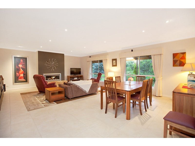27 Robin Hood Way, Drouin VIC 3818