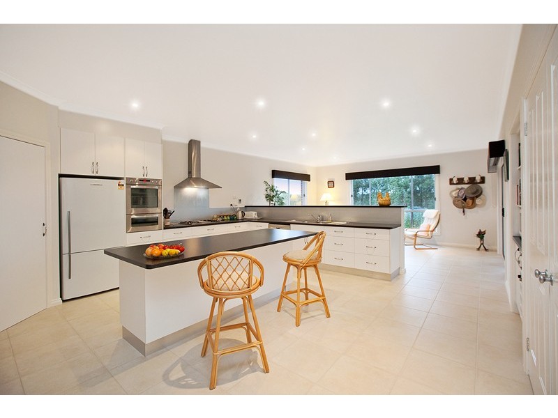 27 Robin Hood Way, Drouin VIC 3818
