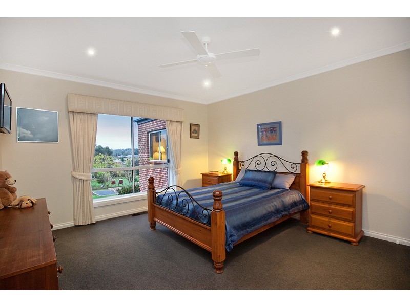 27 Robin Hood Way, Drouin VIC 3818