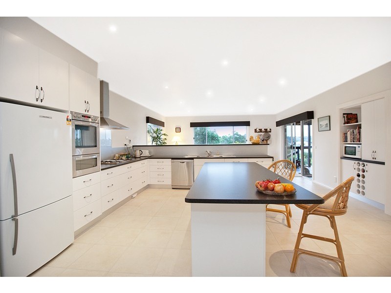 27 Robin Hood Way, Drouin VIC 3818