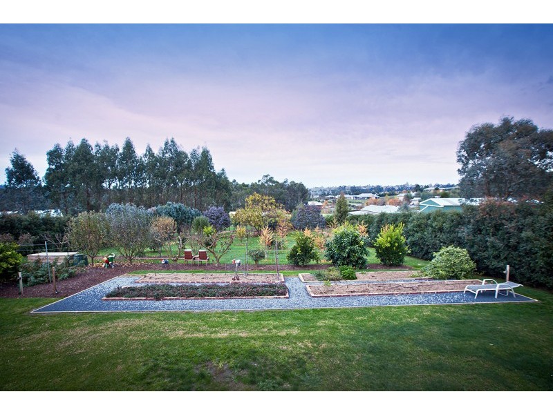 27 Robin Hood Way, Drouin VIC 3818