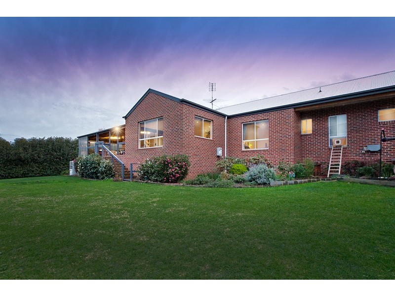 27 Robin Hood Way, Drouin VIC 3818