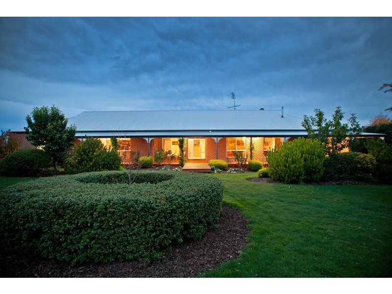 27 Robin Hood Way, Drouin VIC 3818