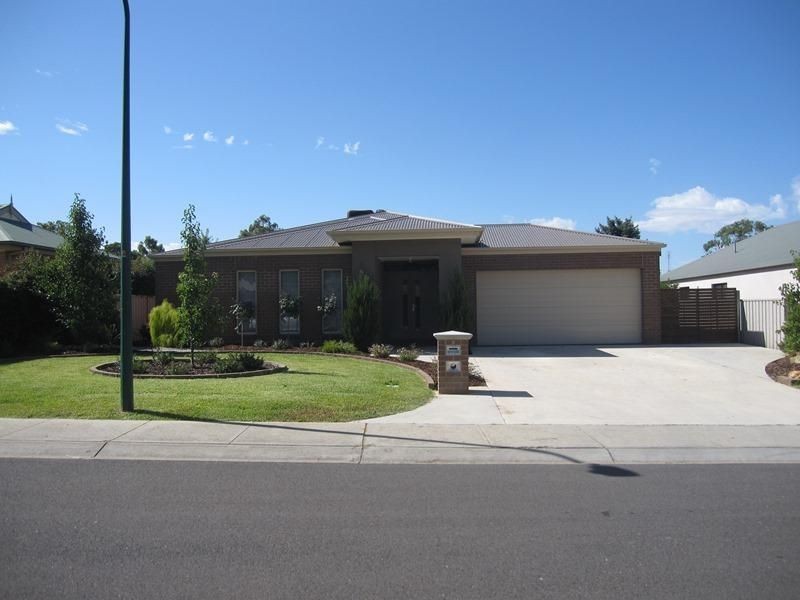 8 Peace St, Kangaroo Flat VIC 3555