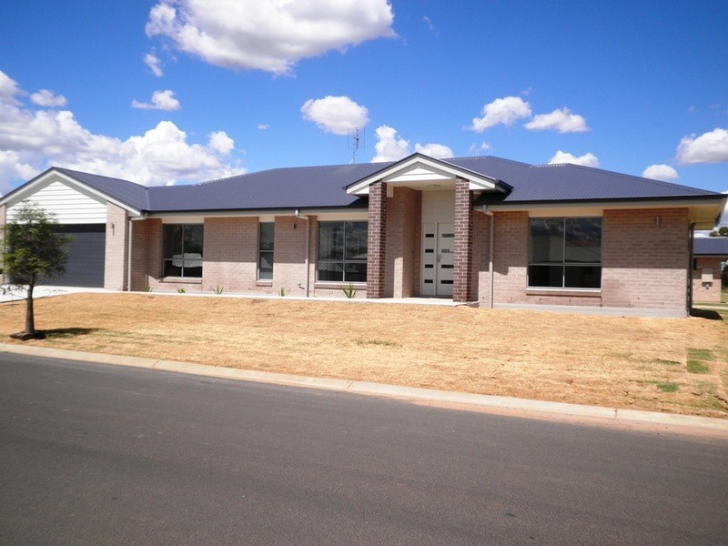 2 Irwin Street, Chinchilla QLD 4413