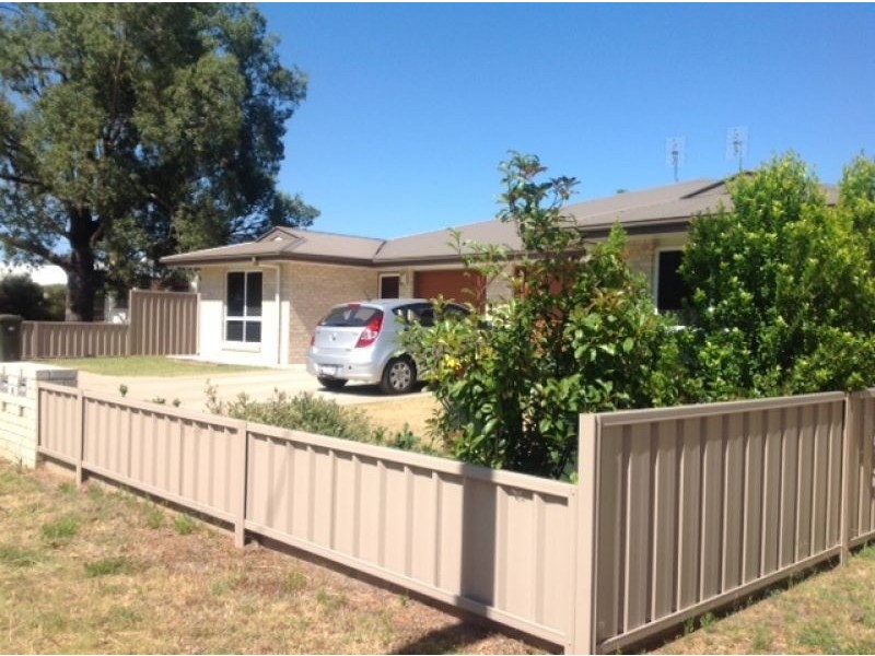 Units 1 & 2/8 Windmill Road, Chinchilla QLD 4413