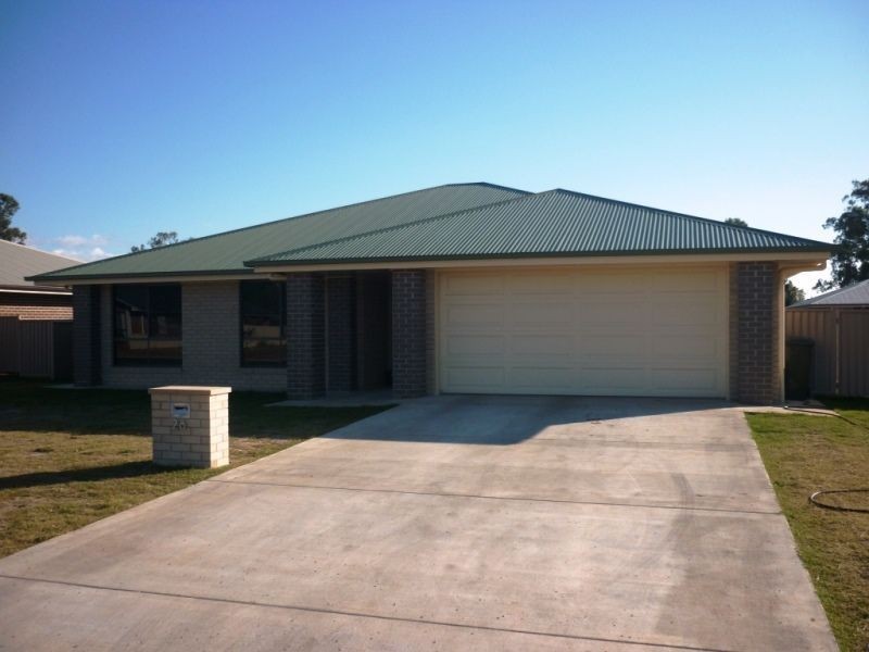 28 Sommerfeld Crescent, Chinchilla QLD 4413