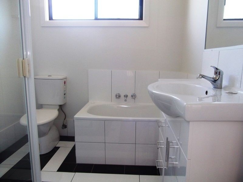 2/6 Holland Street, Chinchilla QLD 4413