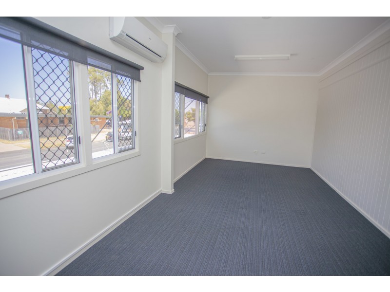 3 & 4/25 Bell Street, Chinchilla QLD 4413