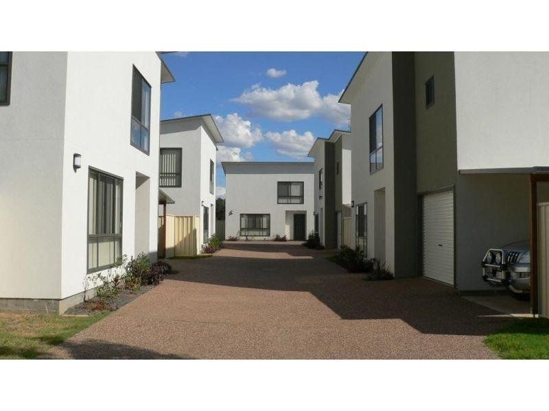 2/6 Holland Street, Chinchilla QLD 4413