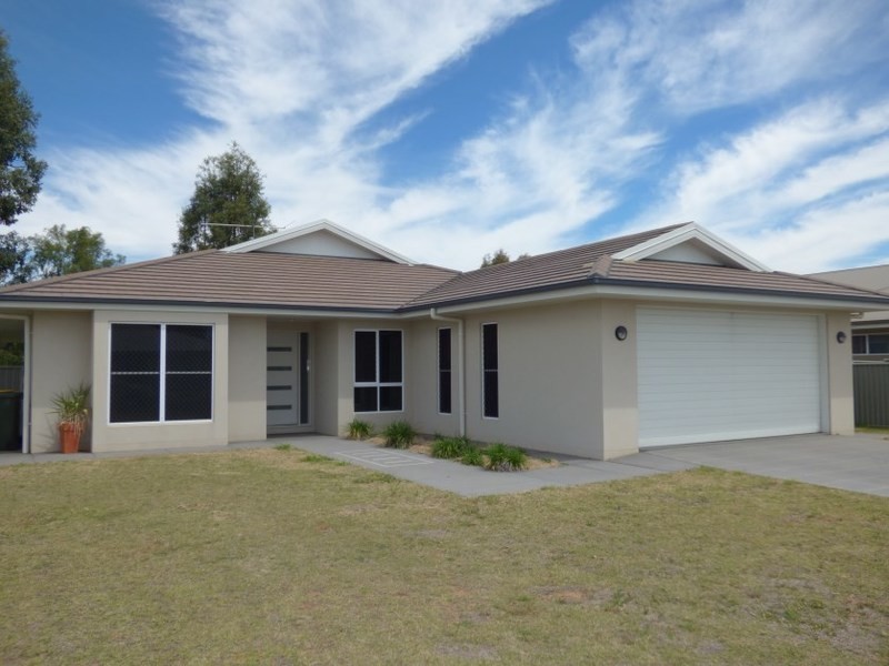 11 Sommerfeld Crs, Chinchilla QLD 4413