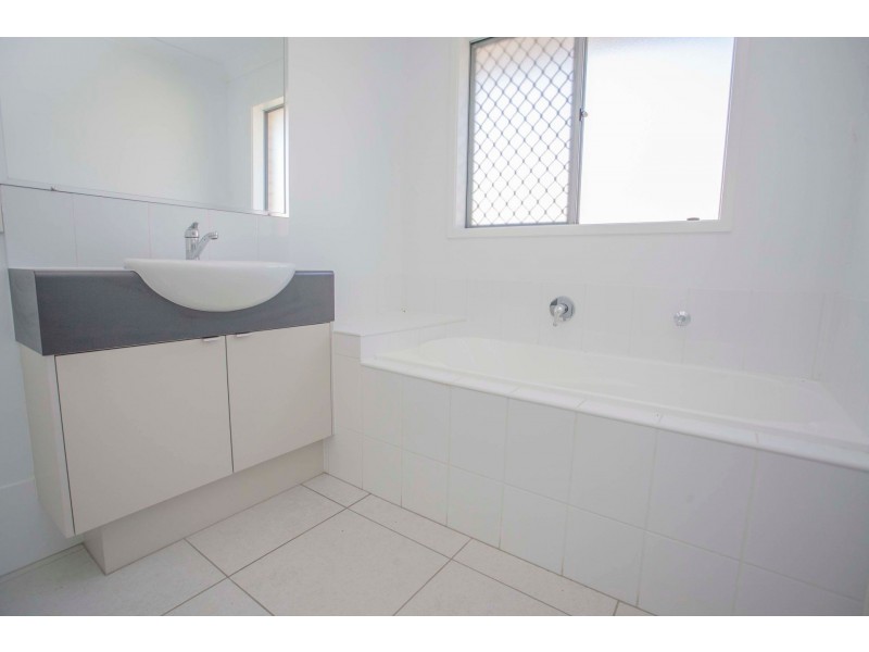 15 Bridgeman Pde, Chinchilla QLD 4413