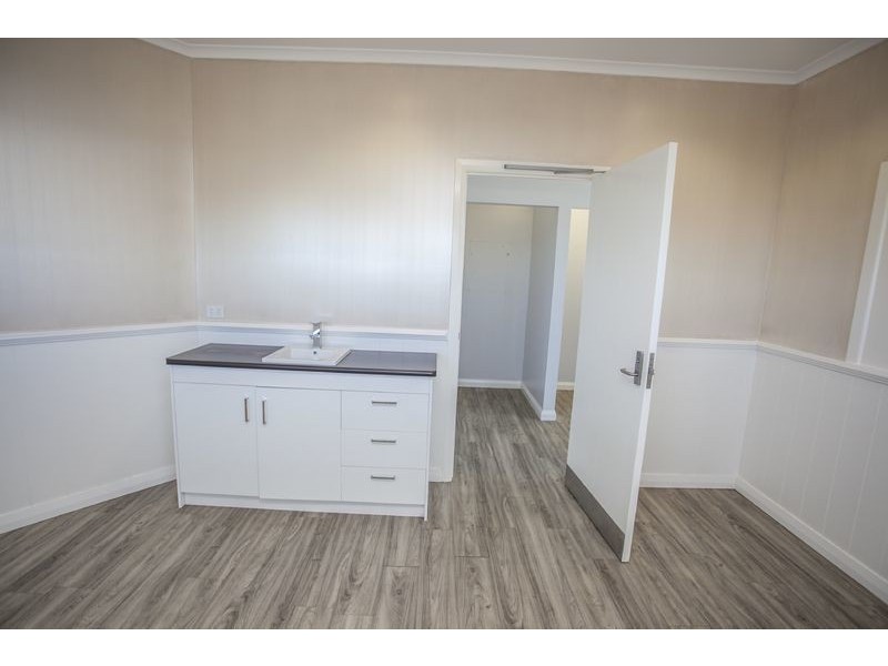 5B/30-50 Warrego Highway, Chinchilla QLD 4413