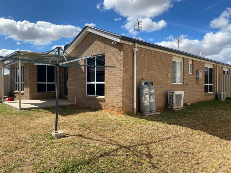 1 & 2/12 Lewis St, Chinchilla QLD 4413