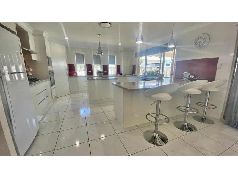 11 Holland Street, Chinchilla QLD 4413