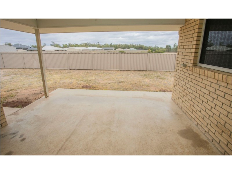 100 Cypress Pines Dr, Miles QLD 4415