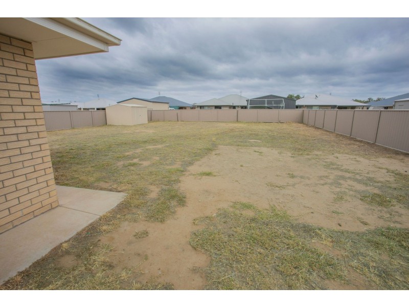 100 Cypress Pines Dr, Miles QLD 4415