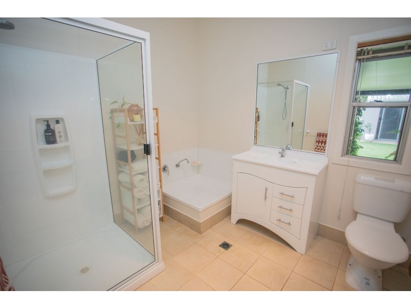 1 Crescent Avenue, Chinchilla QLD 4413