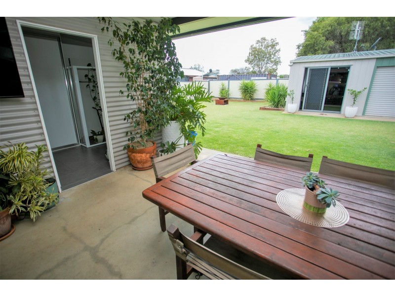 1 Crescent Avenue, Chinchilla QLD 4413