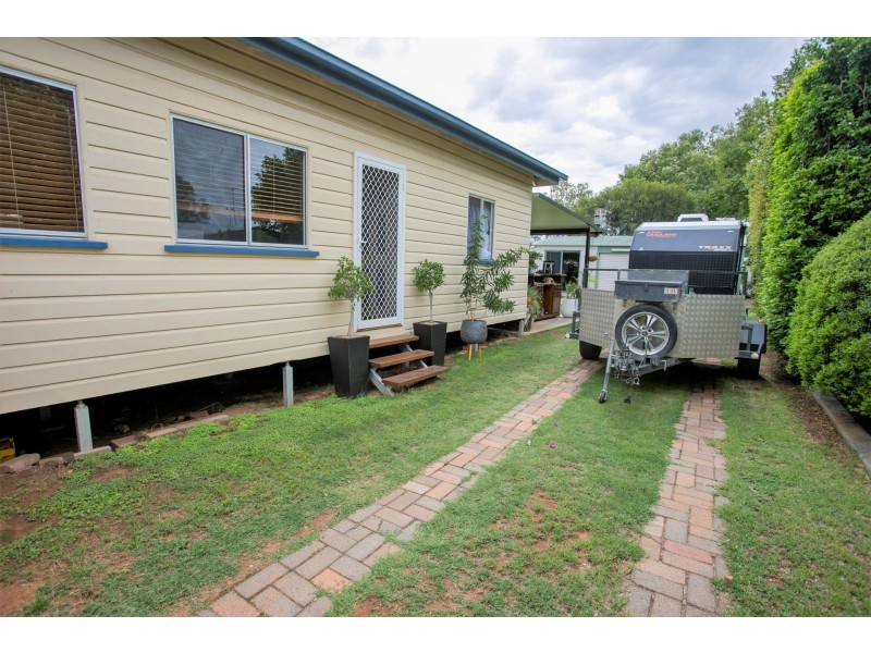 1 Crescent Avenue, Chinchilla QLD 4413