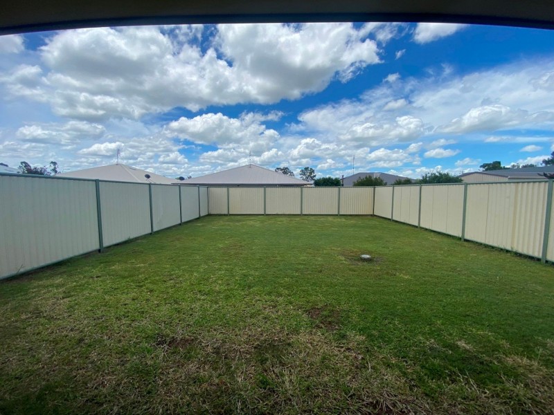 2/107 ZELLER ST, Chinchilla QLD 4413