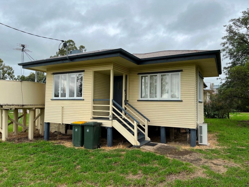 8 East St, Wandoan QLD 4419
