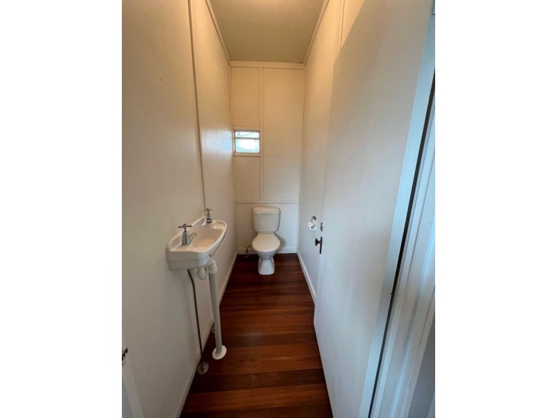 8 East St, Wandoan QLD 4419